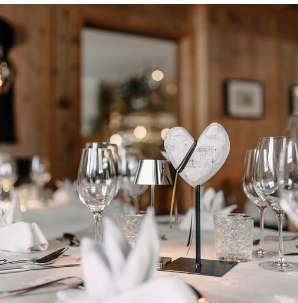 Ein elegantes Gala-Menü und eine Weinverkostung werden beworben. Das Bild zeigt eine ansprechende Zusammenstellung von Speisen und Weinen in einer festlichen Umgebung.