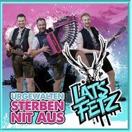 Drei Musiker in traditioneller Kleidung stehen vor einer bunten, stilisierten Hintergrundgrafik. Sie spielen verschiedene Instrumente und strahlen gute Laune aus.