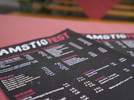 A restaurant menu with the inscription "SAMSTIÖFEST". The card offers various drinks and dishes.