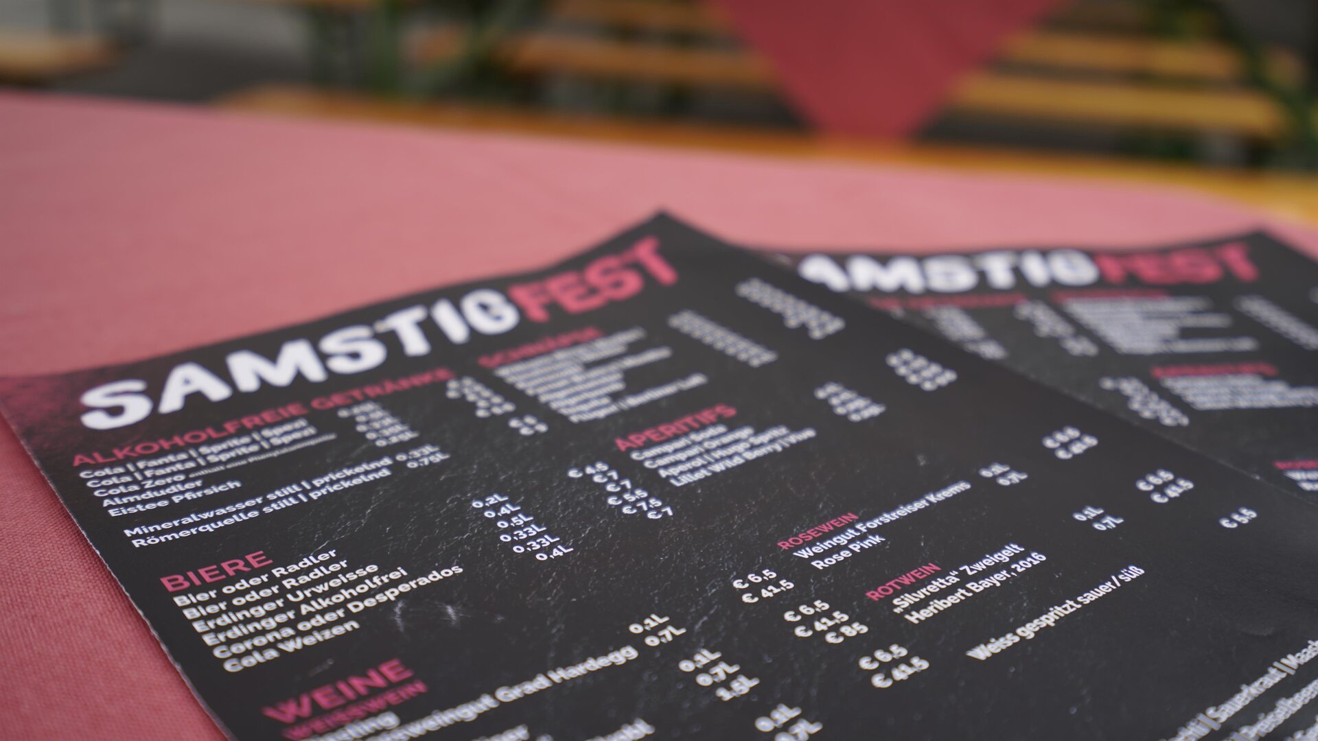 A restaurant menu with the inscription "SAMSTIÖFEST". The card offers various drinks and dishes.