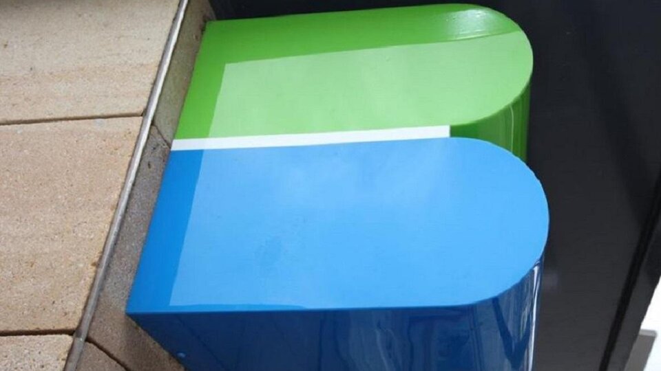 Eine moderne, stilisierte Grafik in Blau und Grün, die teilweise an eine Buchstabenform erinnert. Die Farben sind lebhaft und glänzend, was einen einladenden Eindruck vermittelt.