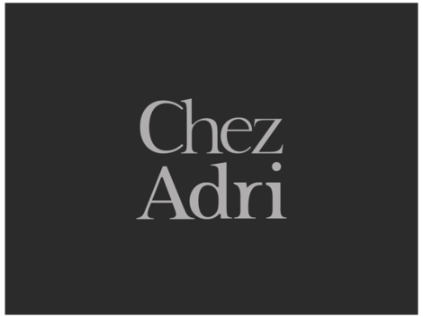 Ein elegantes Logo mit dem Schriftzug "Chez Adri". Der Hintergrund ist dunkel und vermittelt einen modernen Eindruck.