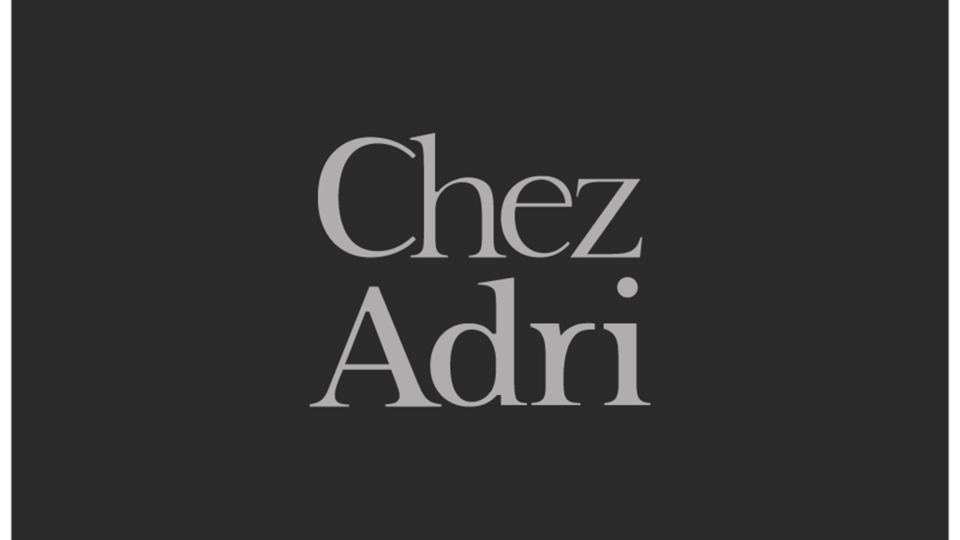 Ein elegantes Logo mit dem Schriftzug "Chez Adri". Der Hintergrund ist dunkel und vermittelt einen modernen Eindruck.