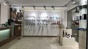 An elegant sales room with various products on shelves. The walls are bright and the lighting creates a pleasant atmosphere.