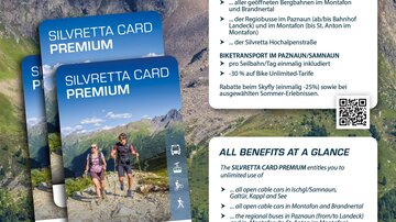 Ein Werbeplakat für die Silvretta Card Premium. Es zeigt die Vorteile der Karte für alpine Erlebnisse im Sommer und Herbst, umgeben von Bergen und Natur.