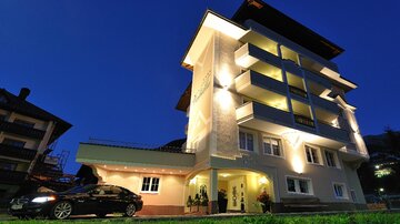 Hotel bei Nacht